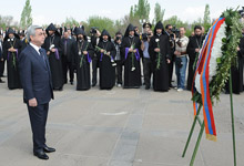 Սերժ Սարգսյանը Հայոց ցեղասպանության 97-րդ տարելիցի կապակցությամբ այցելել է Ծիծեռնակաբերդ
